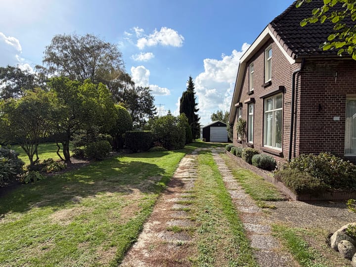 Twee-onder-één-kap te koop: Oosterveldsestraat 136, Emmen