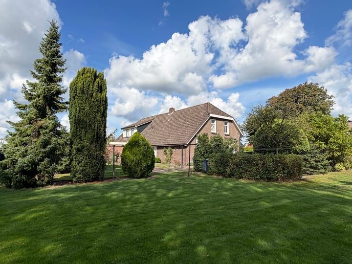 Twee-onder-één-kap te koop: Oosterveldsestraat 136, Emmen