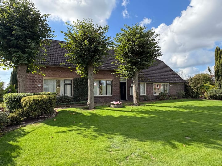 Twee-onder-één-kap te koop: Oosterveldsestraat 136, Emmen