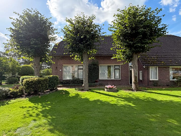 Twee-onder-één-kap te koop: Oosterveldsestraat 136, Emmen