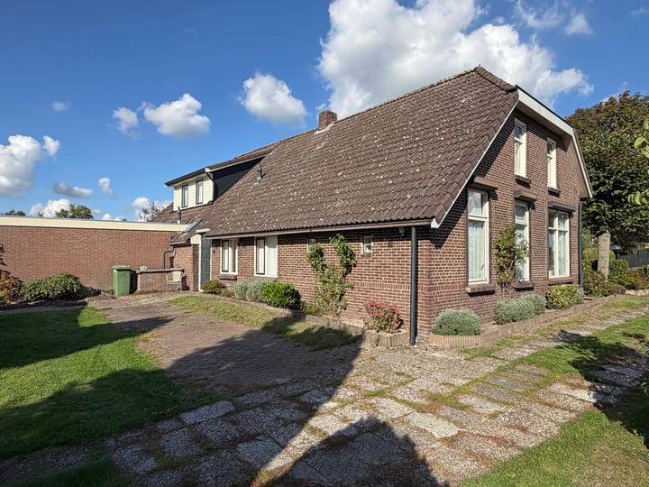 Twee-onder-één-kap te koop: Oosterveldsestraat 136, Emmen