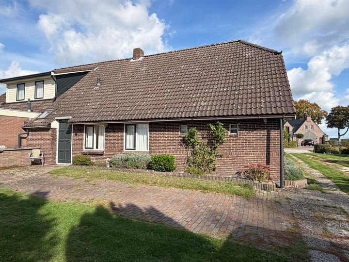 Twee-onder-één-kap te koop: Oosterveldsestraat 136, Emmen
