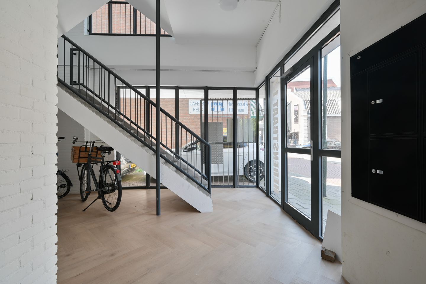 View photo 2 of Herenstraat 1