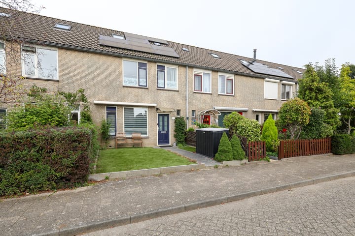 Tussenwoning te koop: Marter 106, Hellevoetsluis