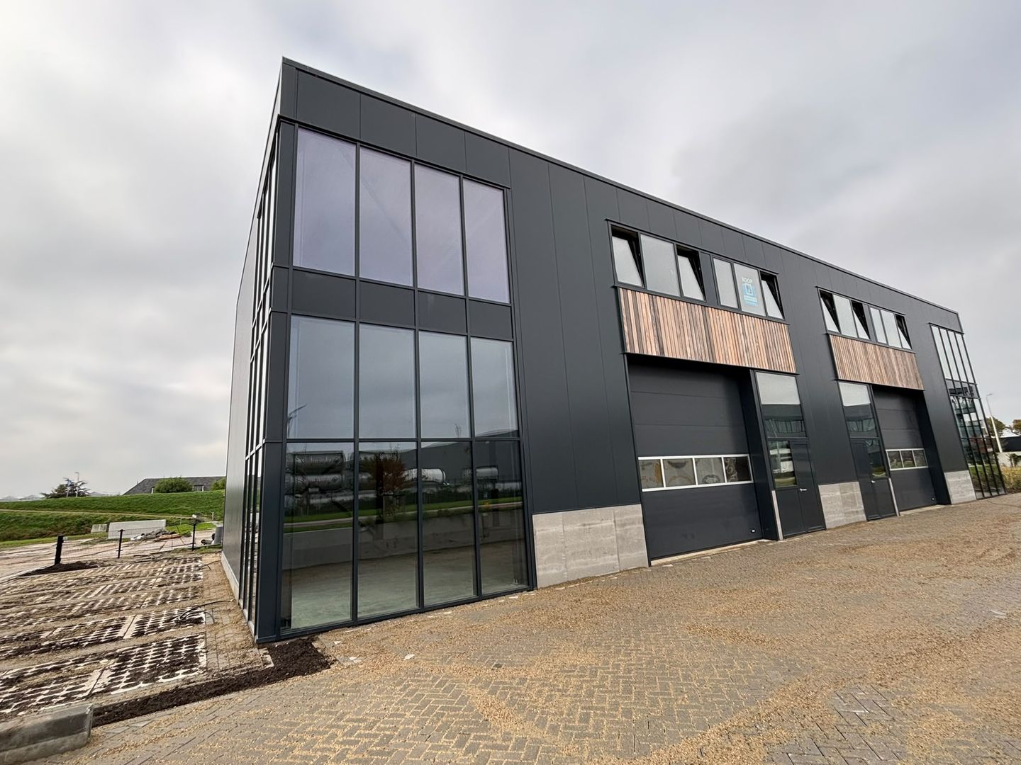 View photo 1 of Honderdland 916
