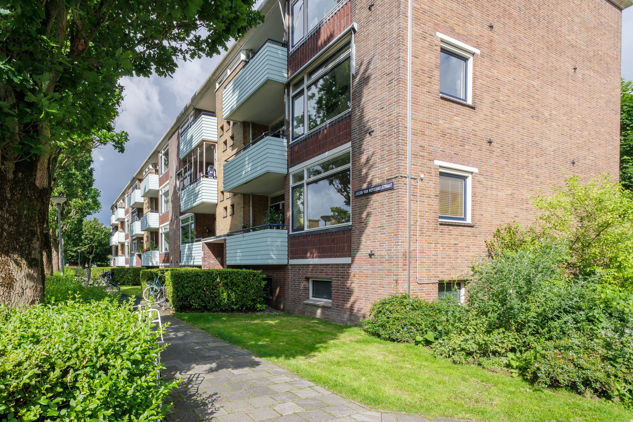 Photo 12 of Jacob van Ruysdaelstraat 43