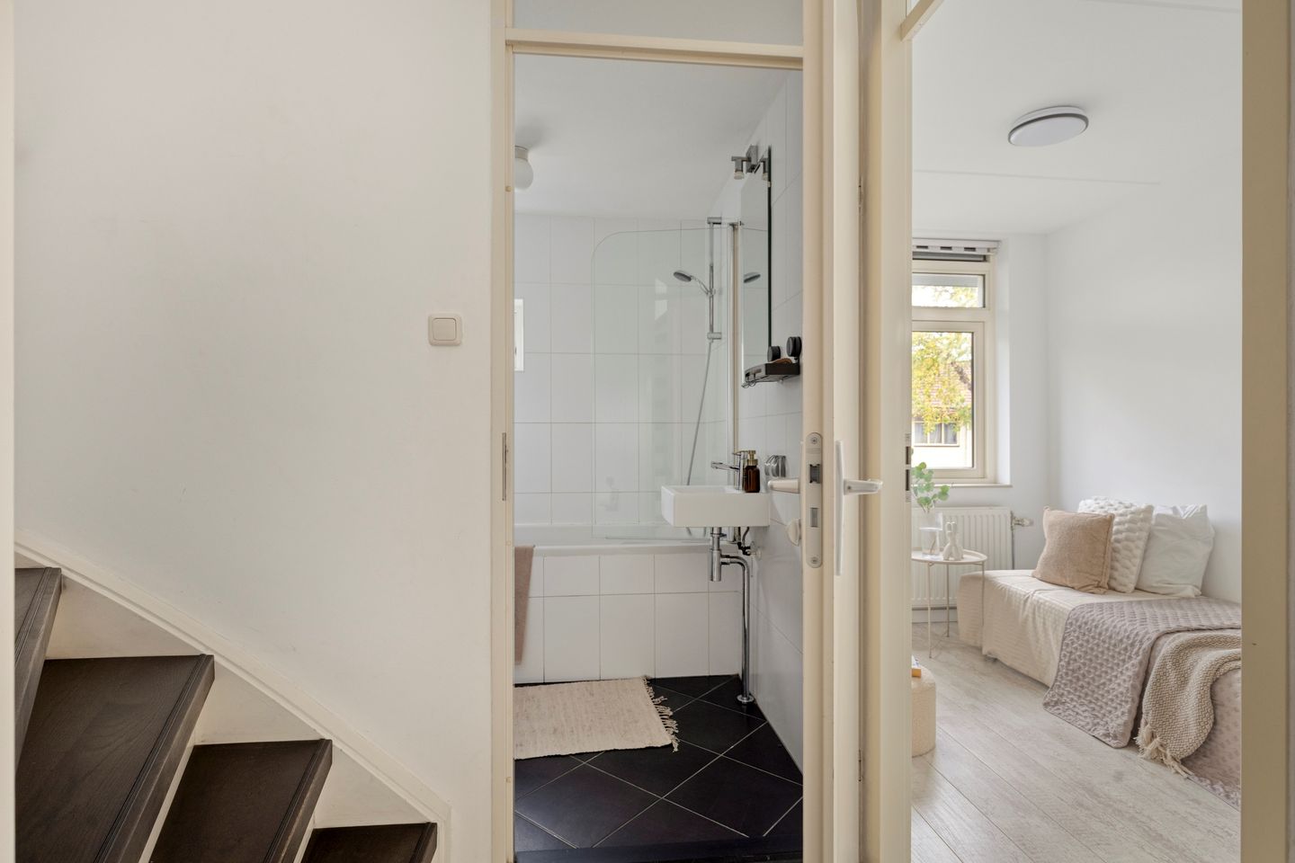 Photo 14 of Johannes Vermeerstraat 113