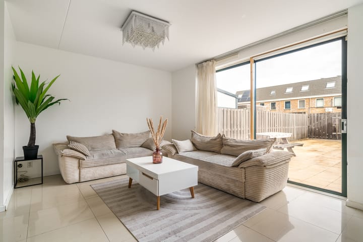 Tussenwoning te koop: Anubisplantsoen 15, Almere