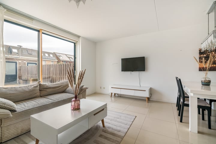 Tussenwoning te koop: Anubisplantsoen 15, Almere