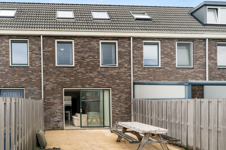 Tussenwoning te koop: Anubisplantsoen 15, Almere