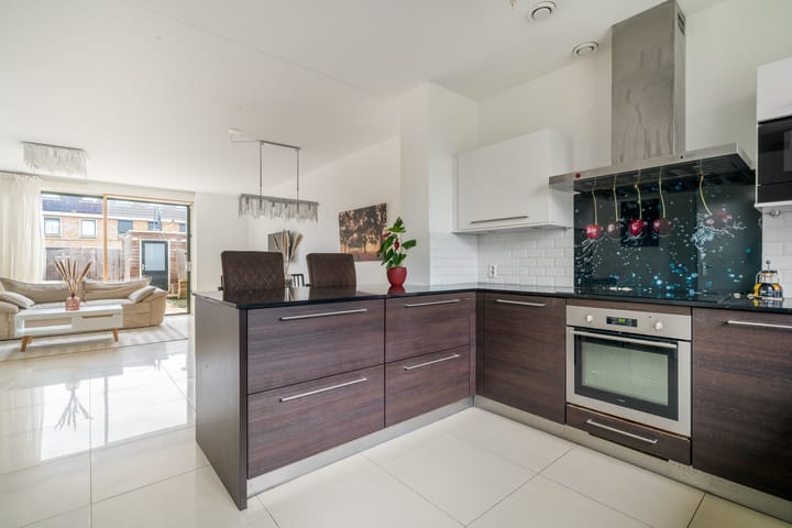 Tussenwoning te koop: Anubisplantsoen 15, Almere