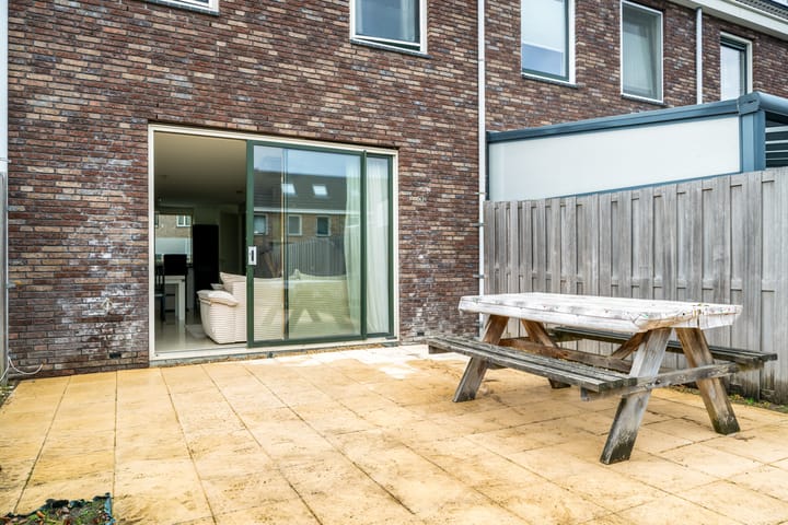 Tussenwoning te koop: Anubisplantsoen 15, Almere
