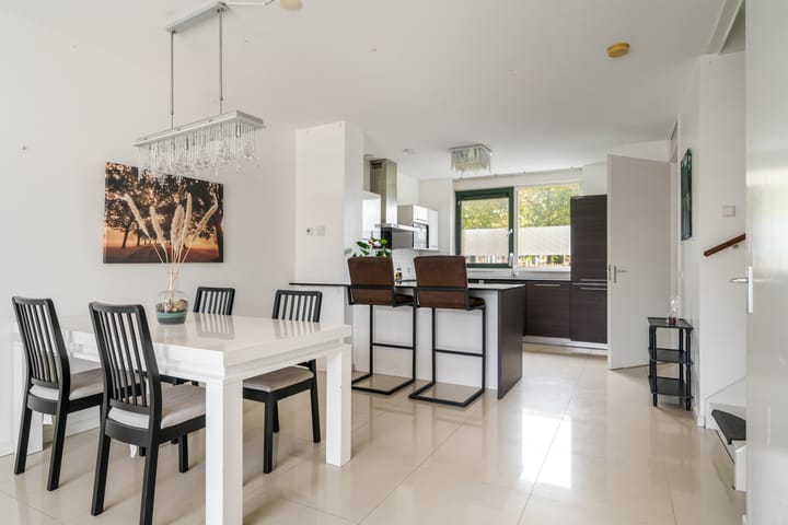 Tussenwoning te koop: Anubisplantsoen 15, Almere