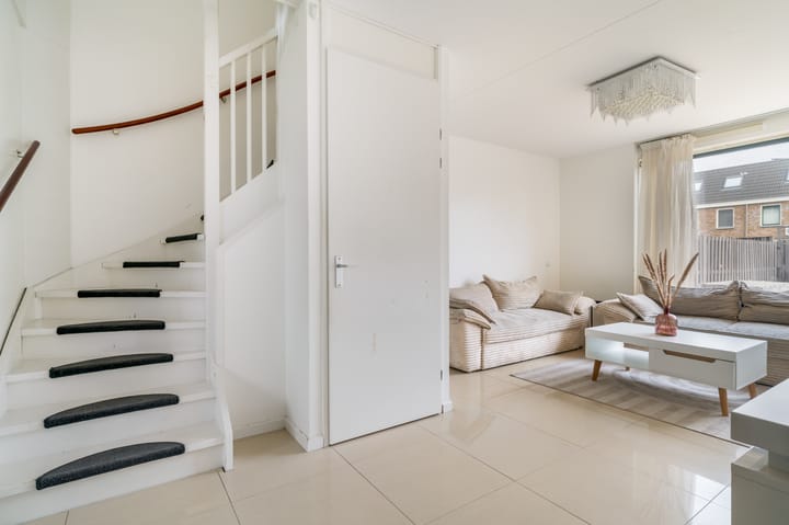 Tussenwoning te koop: Anubisplantsoen 15, Almere