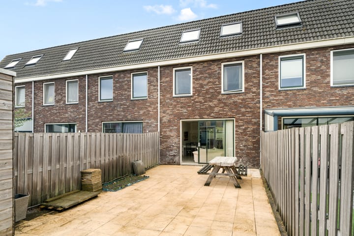 Tussenwoning te koop: Anubisplantsoen 15, Almere