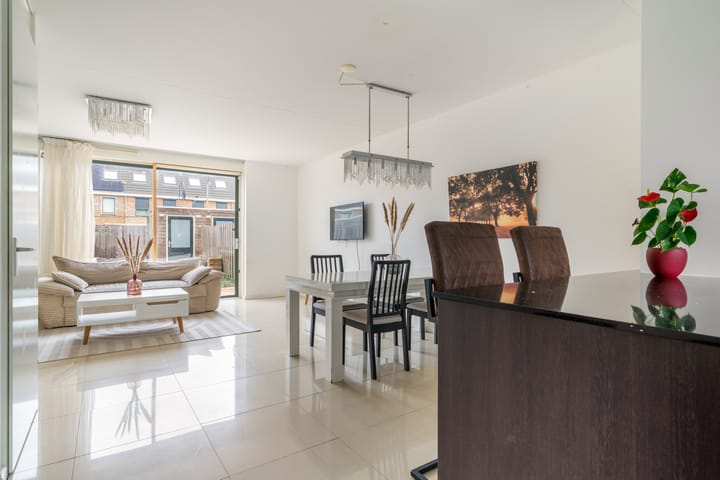 Tussenwoning te koop: Anubisplantsoen 15, Almere