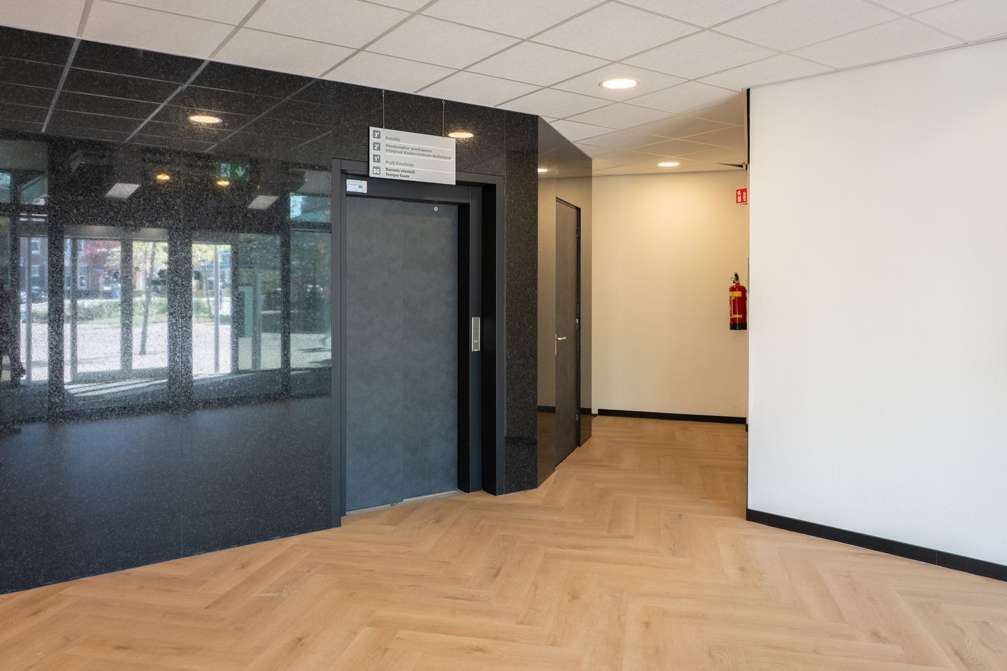 Bekijk foto 3 van Hoedemakerplein 2