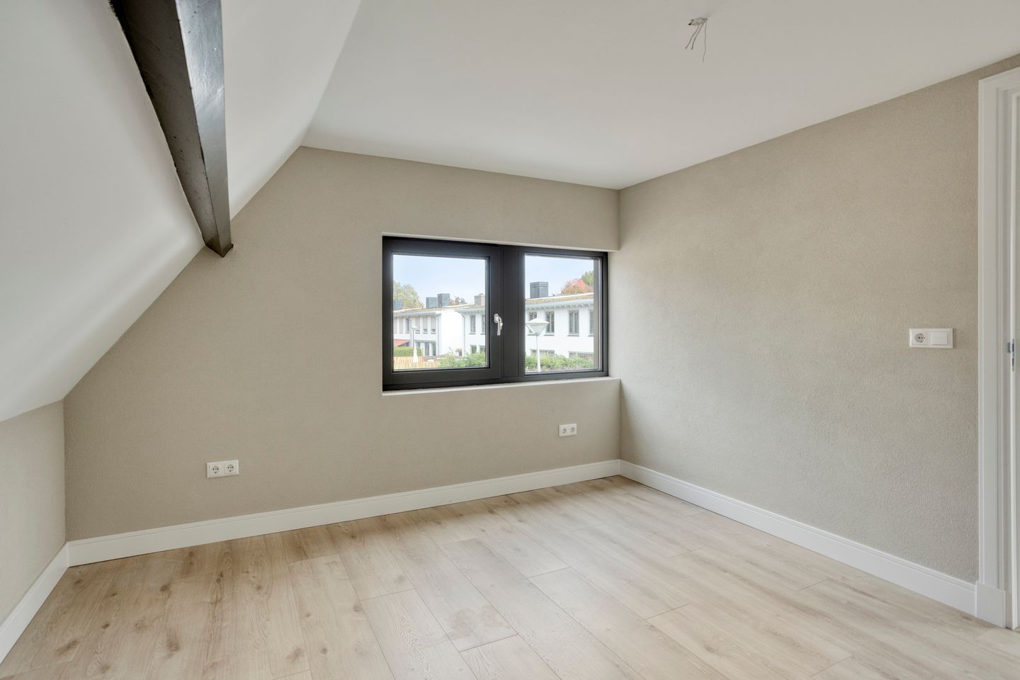 Photo 19 of Teugenaarsstraat 89