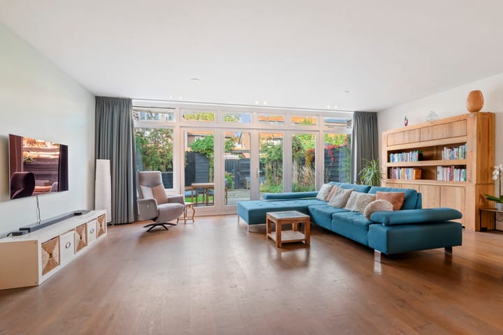Photo 2 of Van Raephorststraat 24