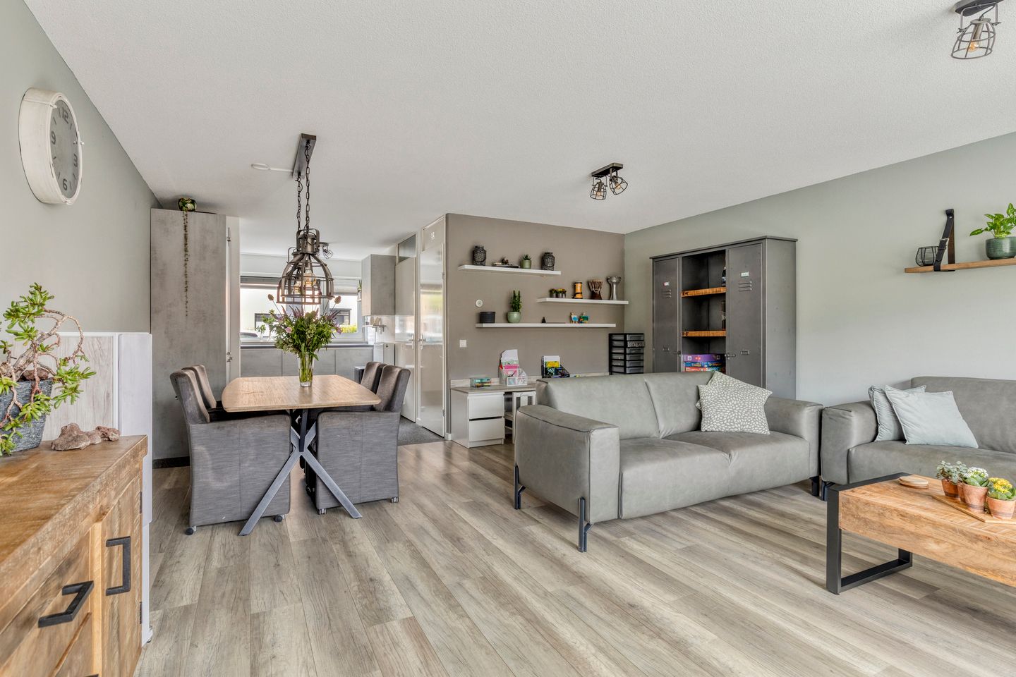 Photo 10 of Hooftstraat 36