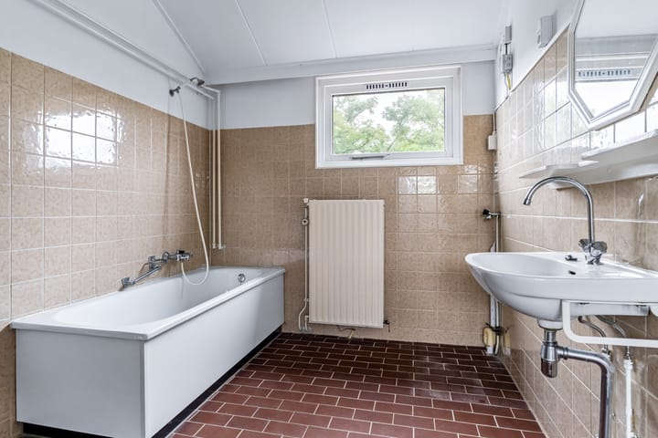 Tussenwoning te koop: Taniaburg 10, Leeuwarden