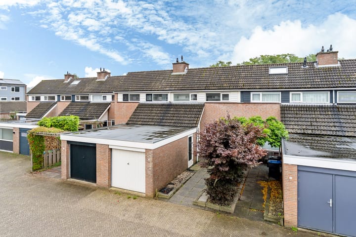 Tussenwoning te koop: Taniaburg 10, Leeuwarden