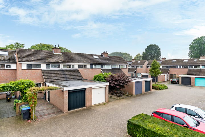 Tussenwoning te koop: Taniaburg 10, Leeuwarden