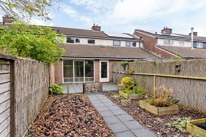 Tussenwoning te koop: Taniaburg 10, Leeuwarden