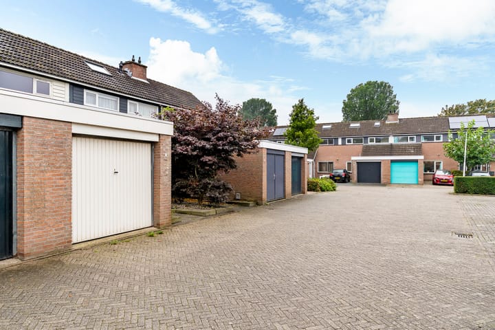 Tussenwoning te koop: Taniaburg 10, Leeuwarden