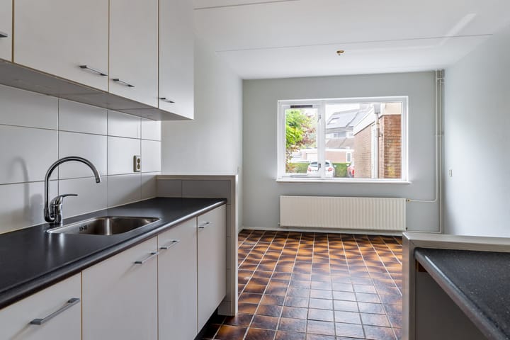 Tussenwoning te koop: Taniaburg 10, Leeuwarden