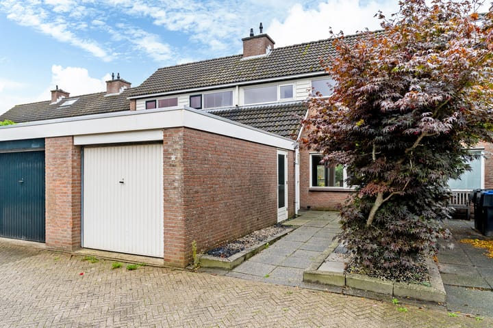 Tussenwoning te koop: Taniaburg 10, Leeuwarden
