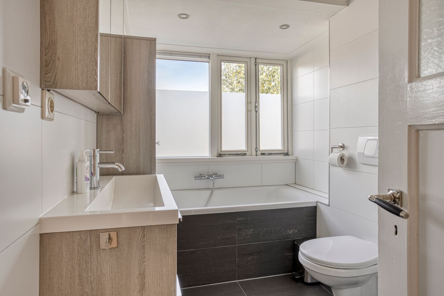 Photo 19 of Obrechtstraat 46
