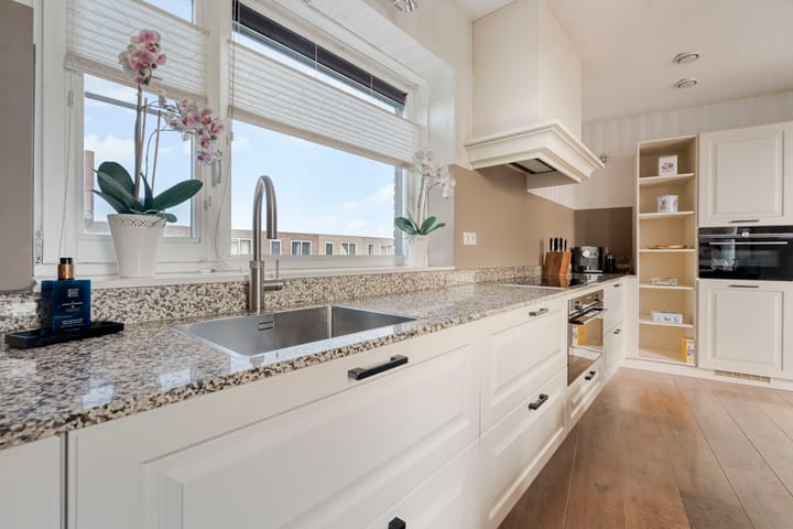 Appartement te koop: Beneluxlaan 758, Almere