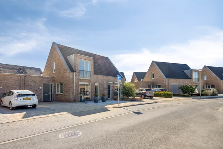 Tussenwoning te koop: Aan het Stichelen 12, Roermond