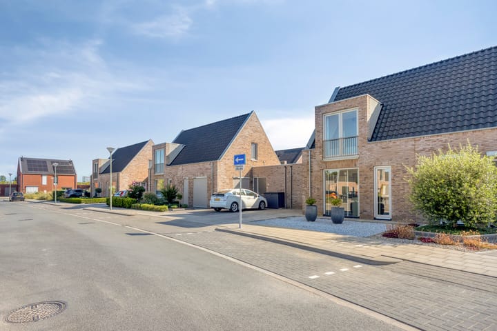 Tussenwoning te koop: Aan het Stichelen 12, Roermond