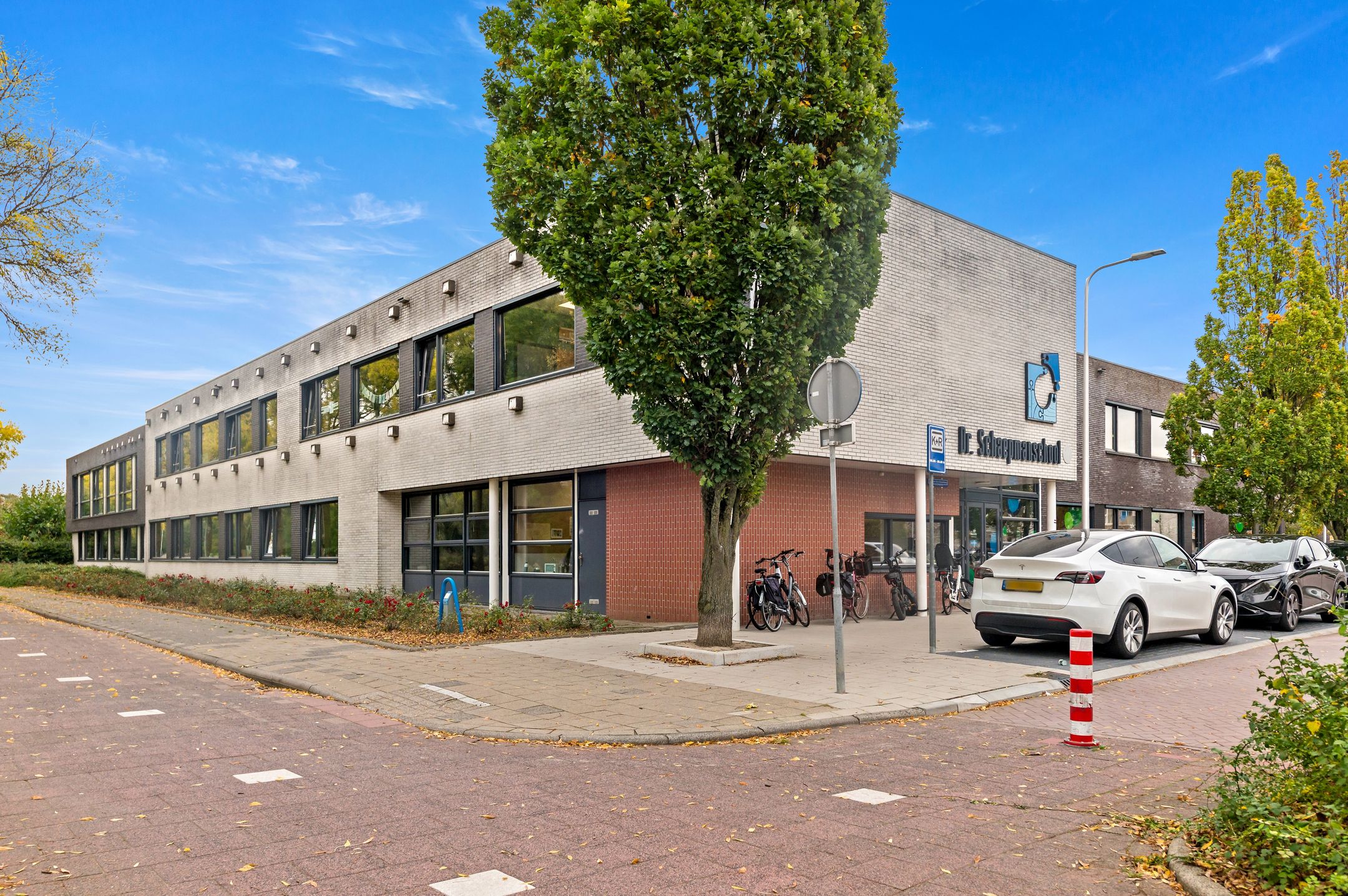Photo 48 of Van der Meulenstraat 42
