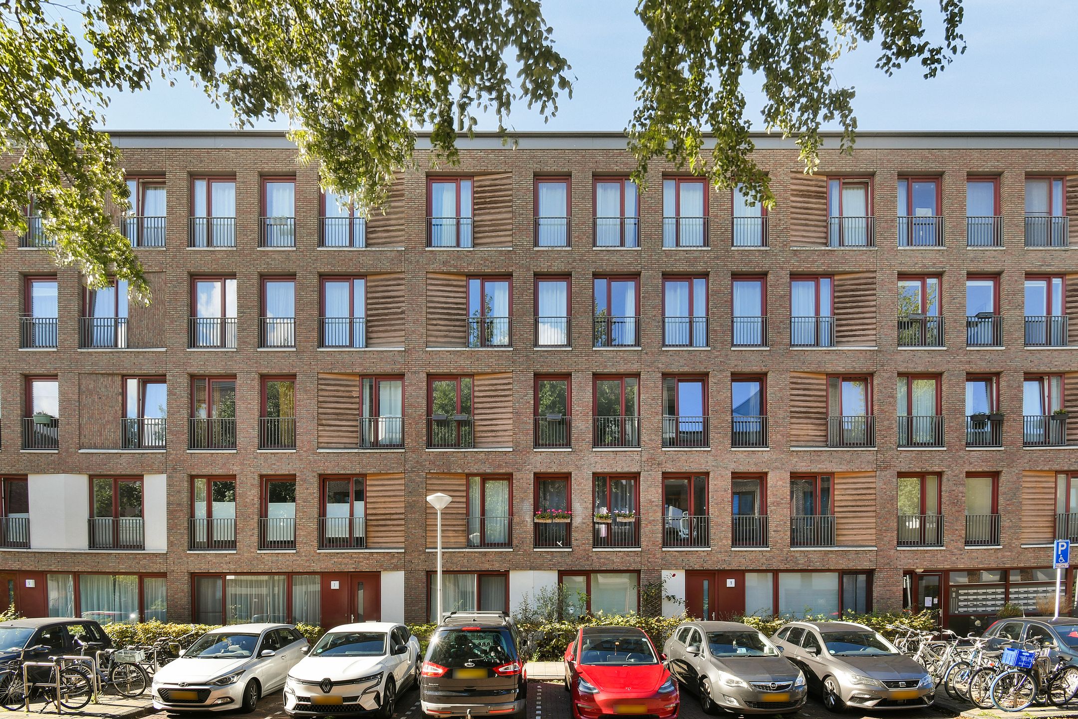 Photo 6 of Suze Robertsonstraat 55