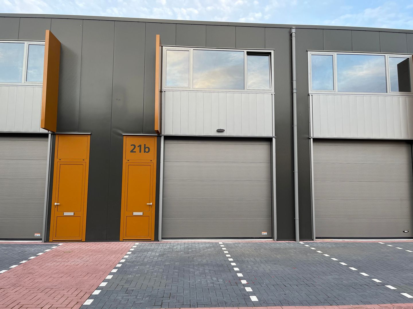 View photo 1 of Harregatplein 21-b