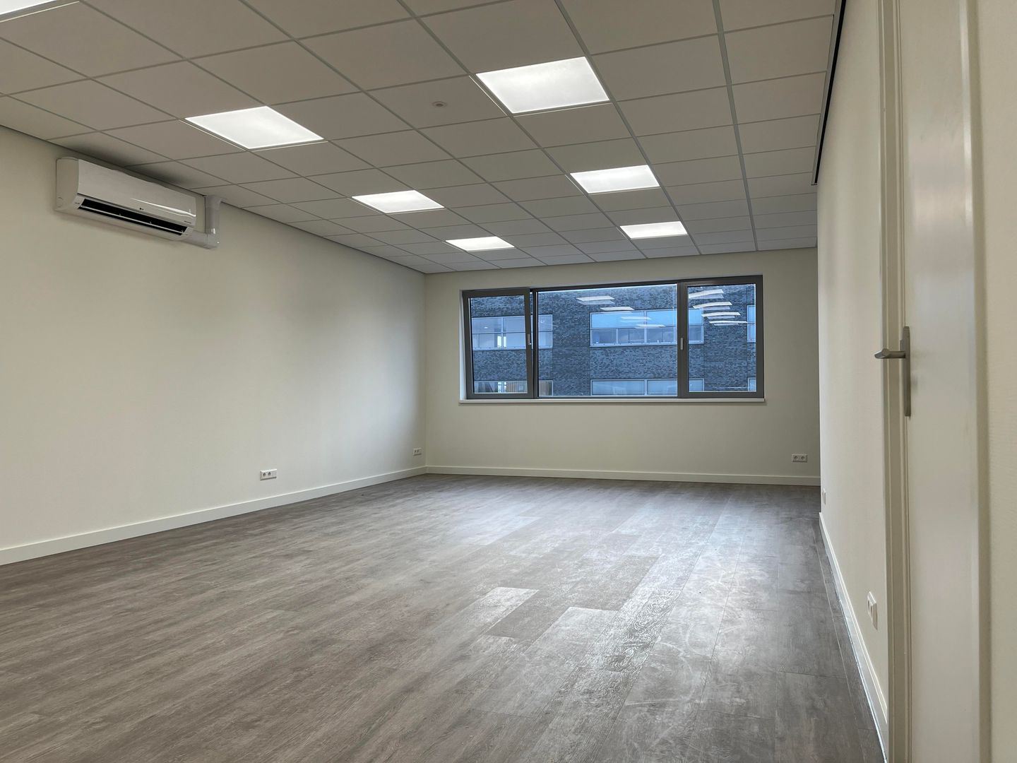 View photo 2 of Harregatplein 21-b