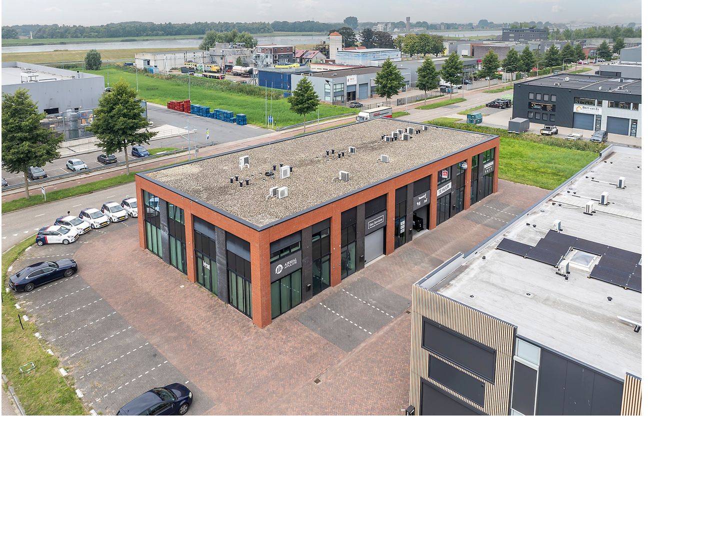 Bekijk foto 3 van Jade 100