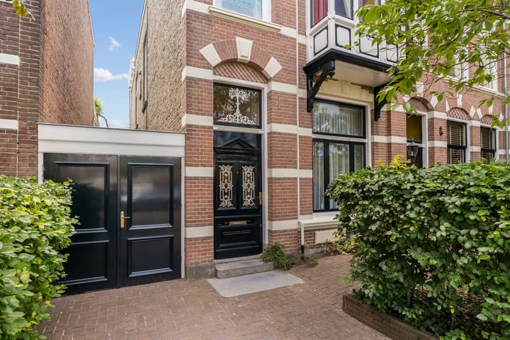 Tussenwoning te koop: Emmakade 40, Leeuwarden