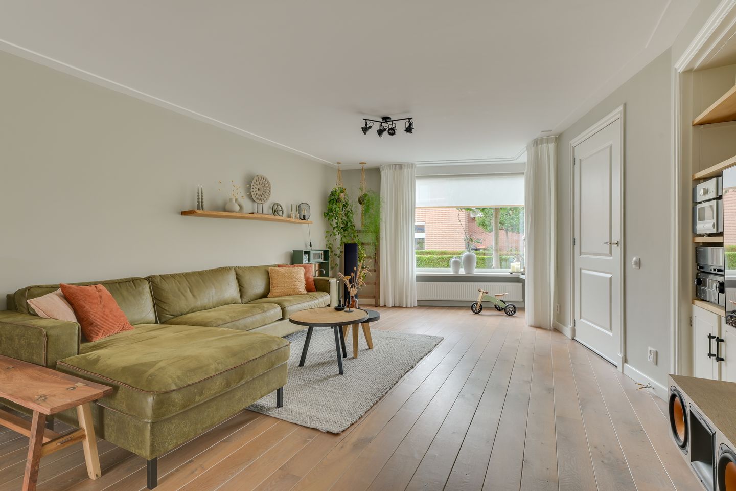 Photo 10 of Roerdomp 81