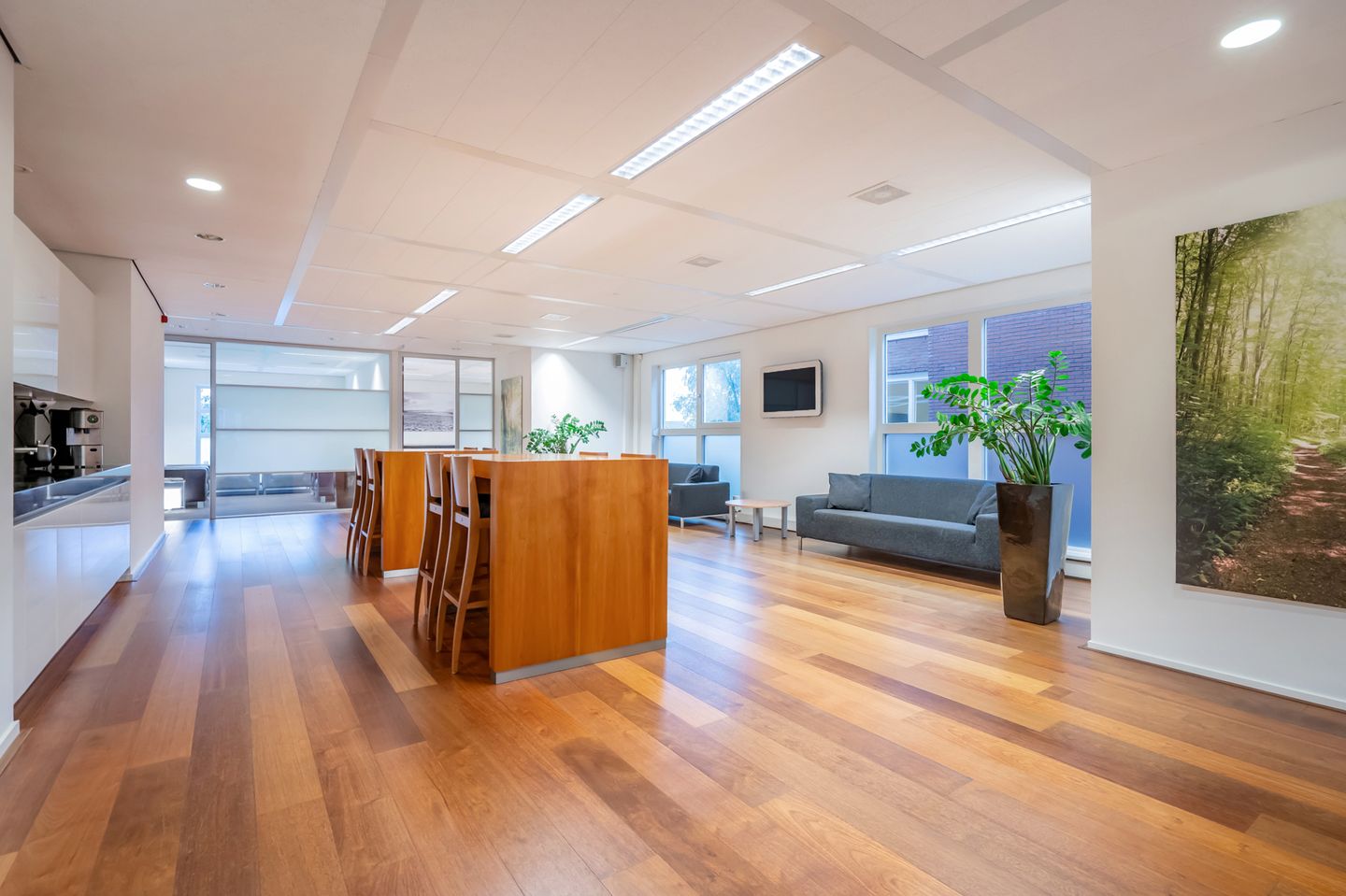 Bekijk foto 2 van Laan van Vredenoord 25-a