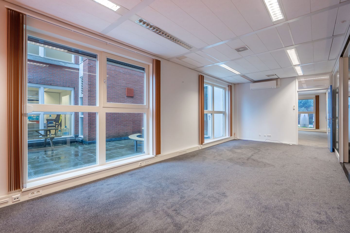 Bekijk foto 2 van Laan van Vredenoord 25