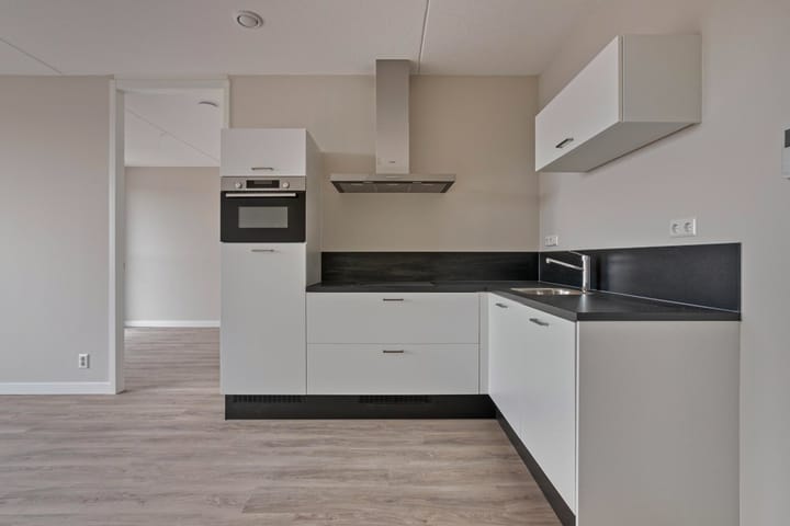 Photo 5 of Mies van der Rohestraat 33