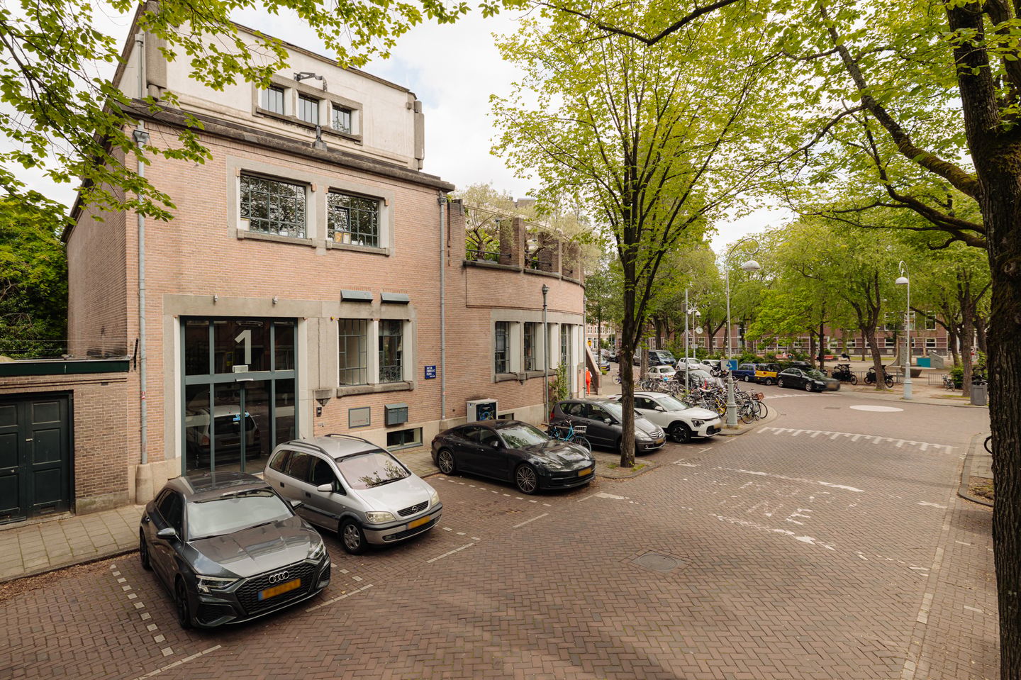Bekijk foto 3 van Jacob Obrechtplein 1