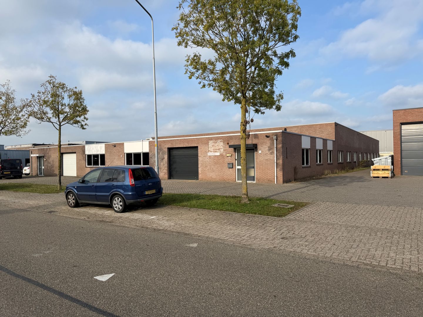 View photo 1 of Helmkamp 36