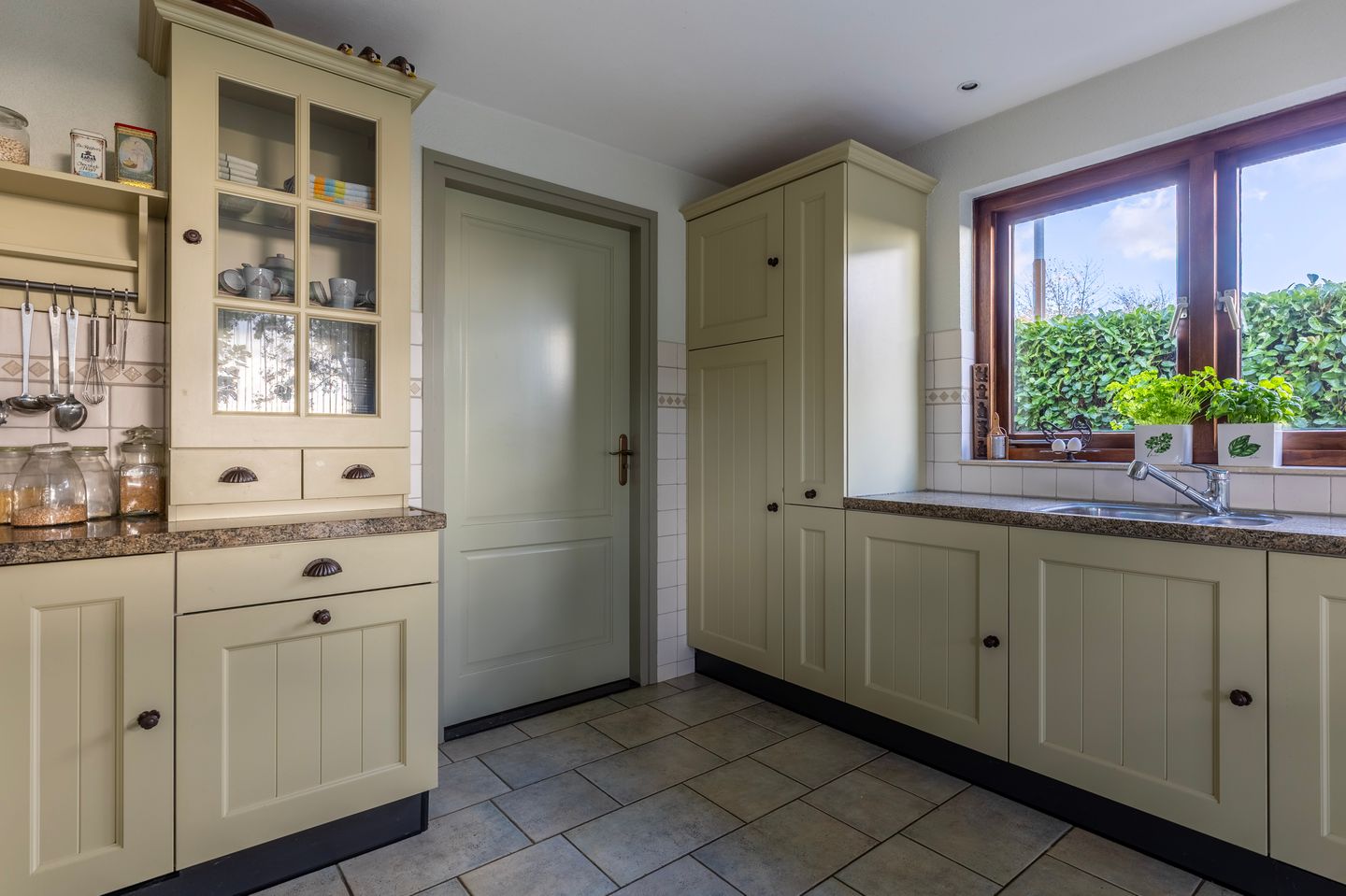 Photo 25 of Beatrixstraat 12