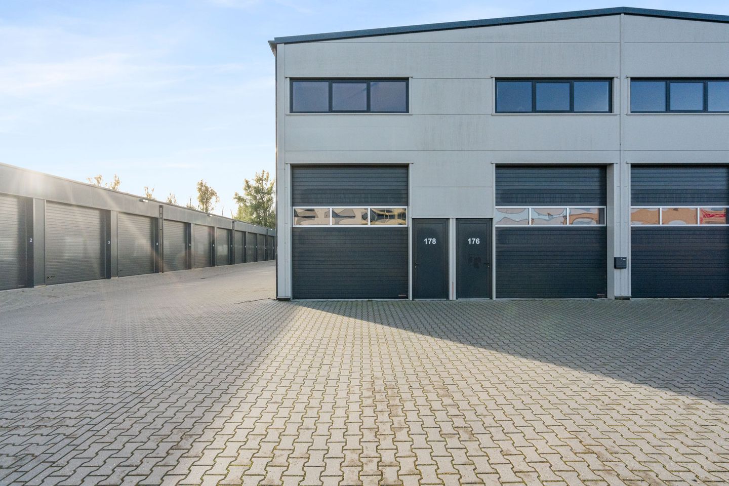 View photo 2 of Beneluxweg 178