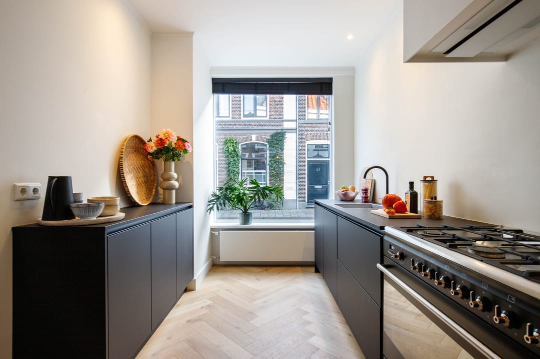 Photo 11 of Van Karnebeekstraat 70